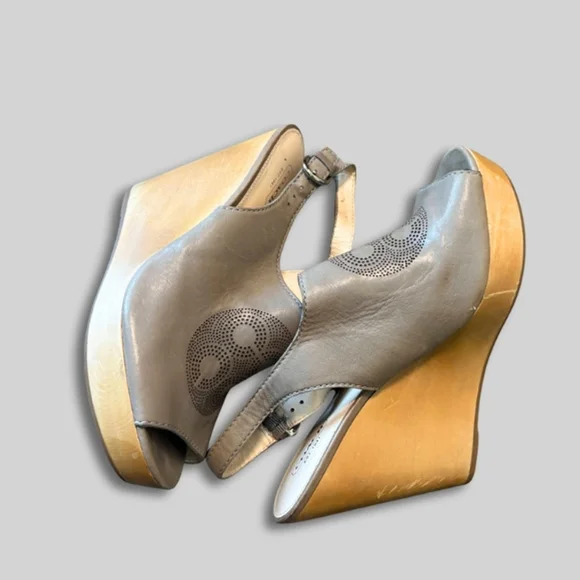 Coach Jade Wedge Platform Leather Laser Cut-out Open Peep Toe Taupe Gray W
11B - Picture 2 of 12